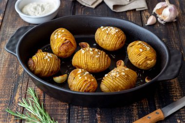 Biberiye ve sarımsaklı fırında patates. Sağlıklı beslenme. Vejetaryen yemeği..