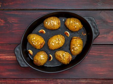 Biberiye ve sarımsaklı fırında patates. Sağlıklı beslenme. Vejetaryen yemeği..