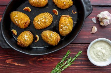 Biberiye ve sarımsaklı fırında patates. Sağlıklı beslenme. Vejetaryen yemeği..