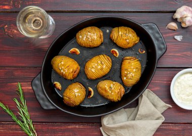 Biberiye ve sarımsaklı fırında patates. Sağlıklı beslenme. Vejetaryen yemeği..