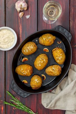 Biberiye ve sarımsaklı fırında patates. Sağlıklı beslenme. Vejetaryen yemeği..