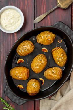 Biberiye ve sarımsaklı fırında patates. Sağlıklı beslenme. Vejetaryen yemeği..