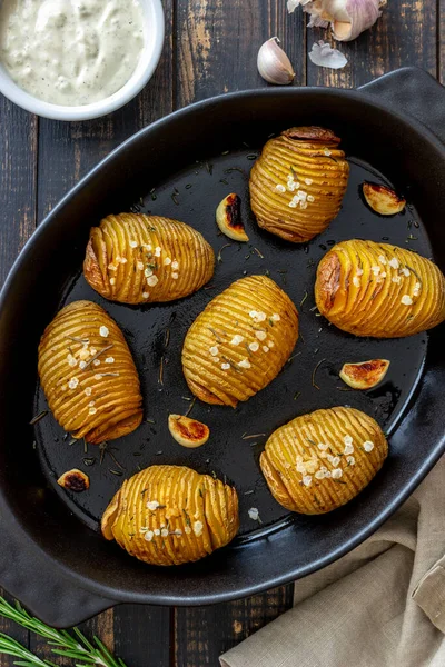 Biberiye ve sarımsaklı fırında patates. Sağlıklı beslenme. Vejetaryen yemeği..