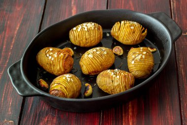 Biberiye ve sarımsaklı fırında patates. Sağlıklı beslenme. Vejetaryen yemeği..