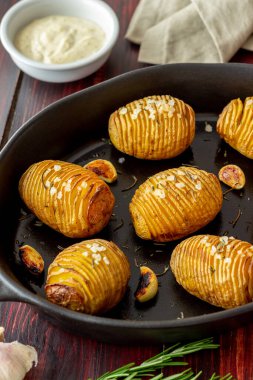 Biberiye ve sarımsaklı fırında patates. Sağlıklı beslenme. Vejetaryen yemeği..