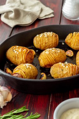 Biberiye ve sarımsaklı fırında patates. Sağlıklı beslenme. Vejetaryen yemeği..