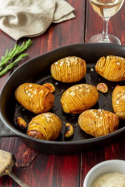 Biberiye ve sarımsaklı fırında patates. Sağlıklı beslenme. Vejetaryen yemeği..