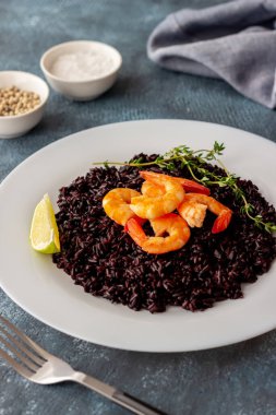 Karidesli pilav pilavı. Deniz ürünleri. Diyet olsun. Sağlıklı beslenme