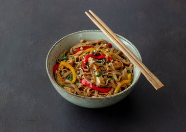 Domuz eti, biber ve soya soslu erişte. Asya yemekleri. Vay canına.