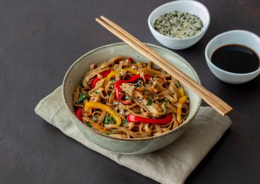 Domuz eti, biber ve soya soslu erişte. Asya yemekleri. Vay canına.