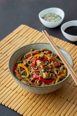 Domuz eti, biber ve soya soslu erişte. Asya yemekleri. Vay canına.