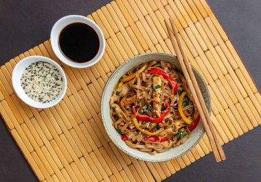 Domuz eti, biber ve soya soslu erişte. Asya yemekleri. Vay canına.