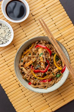 Domuz eti, biber ve soya soslu erişte. Asya yemekleri. Vay canına.