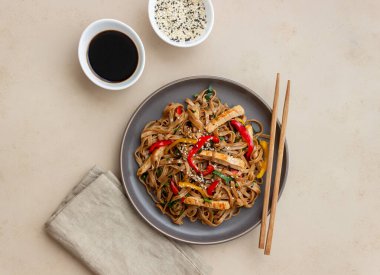 Domuz eti, biber ve soya soslu erişte. Asya yemekleri. Vay canına.