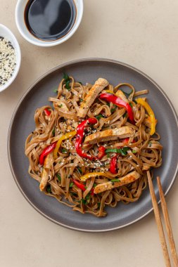 Domuz eti, biber ve soya soslu erişte. Asya yemekleri. Vay canına.