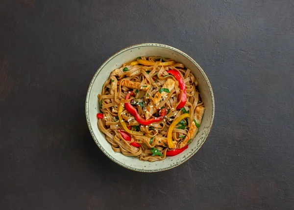 コショウ 醤油で麺 アジア料理 ワック — ストック写真