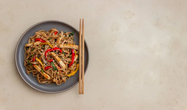 配上猪肉 胡椒和酱油的面条 亚洲食物 — 图库照片