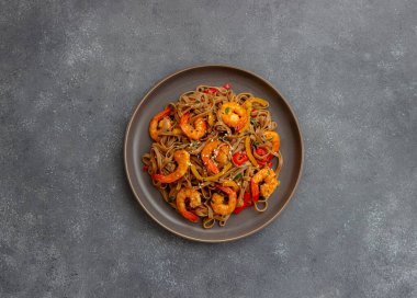 Karides, biber ve soya soslu erişte. Asya yemekleri. Vay canına.