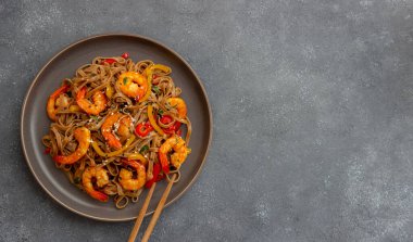 Karides, biber ve soya soslu erişte. Asya yemekleri. Vay canına.