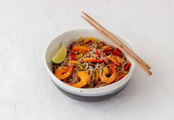 Macarrão Com Camarões Pimenta Molho Soja Comida Asiática Wok — Fotografia de Stock