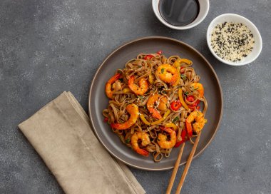 Karides, biber ve soya soslu erişte. Asya yemekleri. Vay canına.