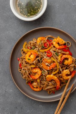 Karides, biber ve soya soslu erişte. Asya yemekleri. Vay canına.