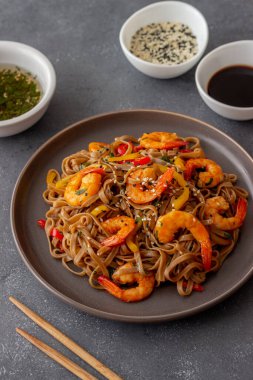 Karides, biber ve soya soslu erişte. Asya yemekleri. Vay canına.