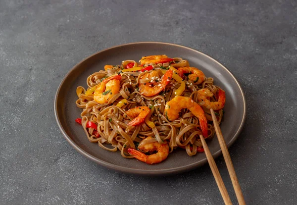 Macarrão Com Camarões Pimenta Molho Soja Comida Asiática Wok — Fotografia de Stock