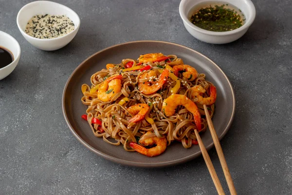 Macarrão Com Camarões Pimenta Molho Soja Comida Asiática Wok — Fotografia de Stock