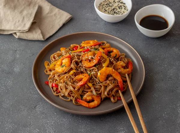 Macarrão Com Camarões Pimenta Molho Soja Comida Asiática Wok — Fotografia de Stock