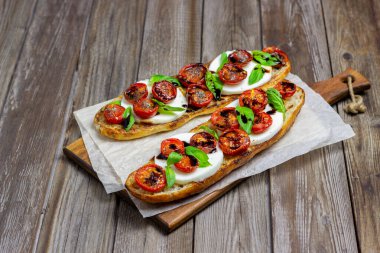 Mozzarella, domates ve fesleğenli kapuçino. Sağlıklı beslenme. Vejetaryen yemeği.