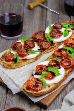 Mozzarella, domates ve fesleğenli kapuçino. Sağlıklı beslenme. Vejetaryen yemeği.