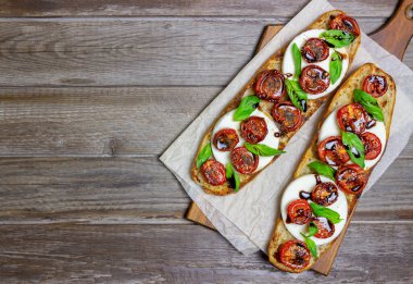 Mozzarella, domates ve fesleğenli kapuçino. Sağlıklı beslenme. Vejetaryen yemeği.