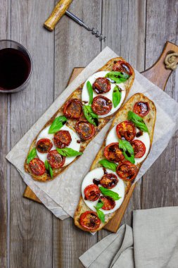 Mozzarella, domates ve fesleğenli kapuçino. Sağlıklı beslenme. Vejetaryen yemeği.