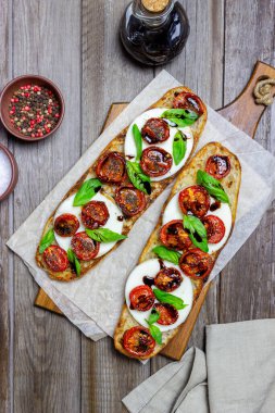 Mozzarella, domates ve fesleğenli kapuçino. Sağlıklı beslenme. Vejetaryen yemeği.