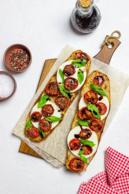 Mozzarella, domates ve fesleğenli kapuçino. Sağlıklı beslenme. Vejetaryen yemeği.