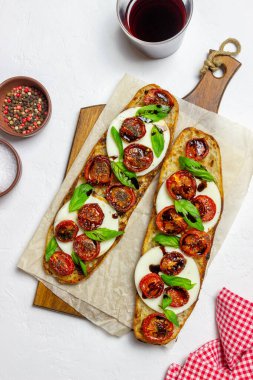 Mozzarella, domates ve fesleğenli kapuçino. Sağlıklı beslenme. Vejetaryen yemeği.