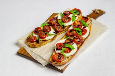 Mozzarella, domates ve fesleğenli kapuçino. Sağlıklı beslenme. Vejetaryen yemeği.