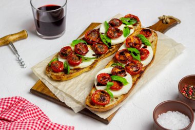 Mozzarella, domates ve fesleğenli kapuçino. Sağlıklı beslenme. Vejetaryen yemeği.