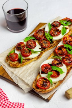Mozzarella, domates ve fesleğenli kapuçino. Sağlıklı beslenme. Vejetaryen yemeği.