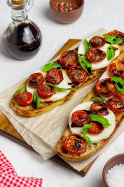 Mozzarella, domates ve fesleğenli kapuçino. Sağlıklı beslenme. Vejetaryen yemeği.