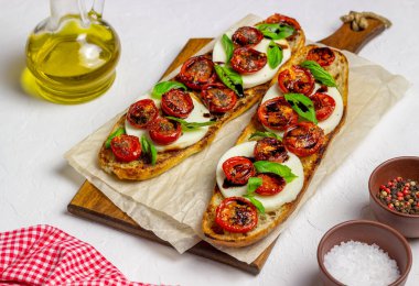 Mozzarella, domates ve fesleğenli kapuçino. Sağlıklı beslenme. Vejetaryen yemeği.
