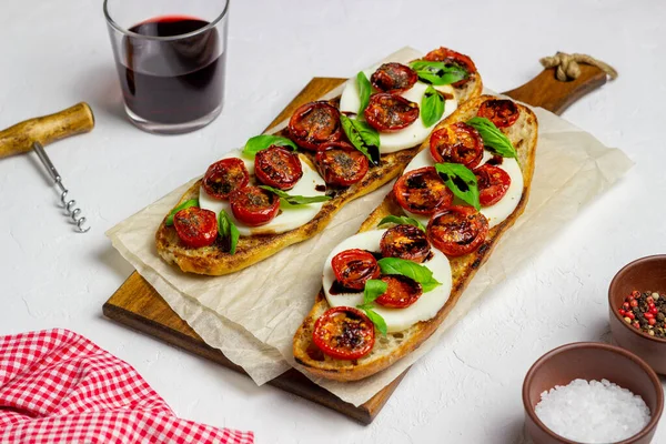 Mozzarella, domates ve fesleğenli kapuçino. Sağlıklı beslenme. Vejetaryen yemeği.