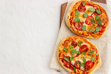 İtalyan Focaccia ya da mozzarella, domates ve fesleğenli pizza. Sağlıklı beslenme. Vejetaryen yemeği.