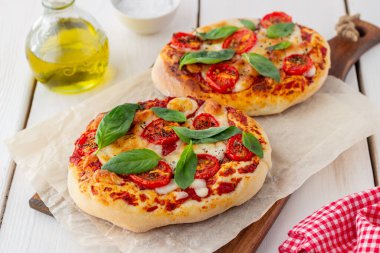 İtalyan Focaccia ya da mozzarella, domates ve fesleğenli pizza. Sağlıklı beslenme. Vejetaryen yemeği.