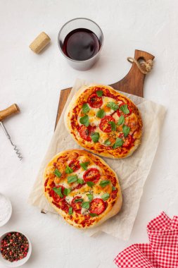 İtalyan Focaccia ya da mozzarella, domates ve fesleğenli pizza. Sağlıklı beslenme. Vejetaryen yemeği.