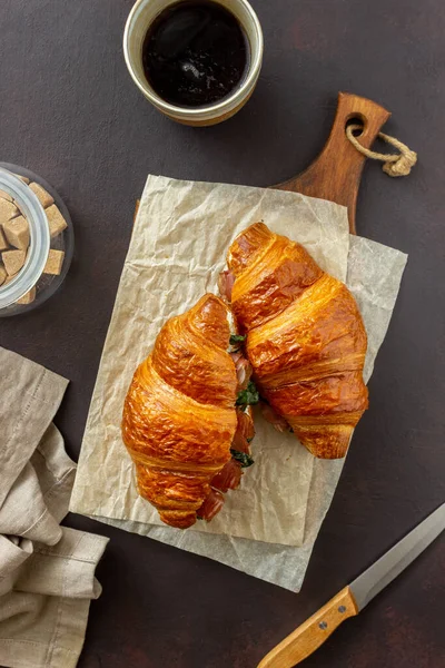 Sanduíches Croissants Com Presunto Manjericão Queijo Branco Cozinha Francesa Café — Fotografia de Stock