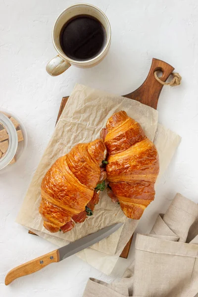 Sanduíches Croissants Com Presunto Manjericão Queijo Branco Cozinha Francesa Café — Fotografia de Stock