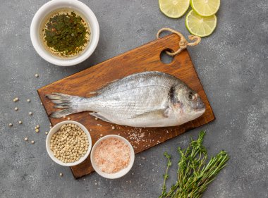 Limonlu, biberli ve tuzlu çiğ dorado balığı. Sağlıklı beslenme. Deniz ürünleri. Diyet