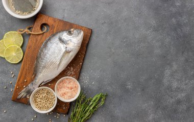 Limonlu, biberli ve tuzlu çiğ dorado balığı. Sağlıklı beslenme. Deniz ürünleri. Diyet